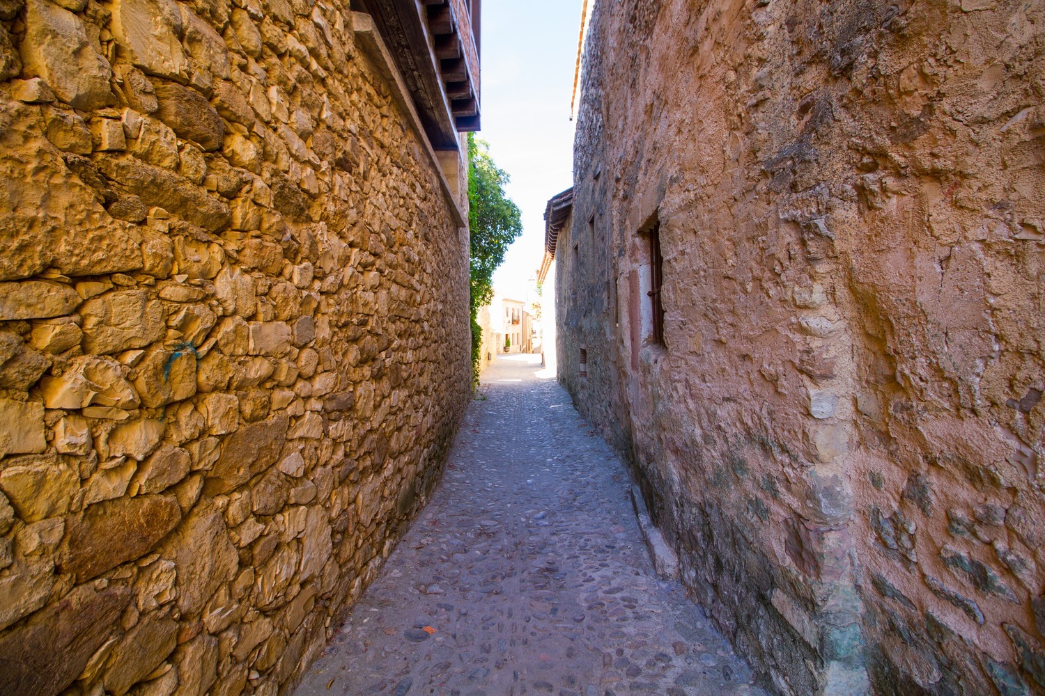 La calle más estrecha de Pedraza donde podrás tocar las dos pareces a la vez